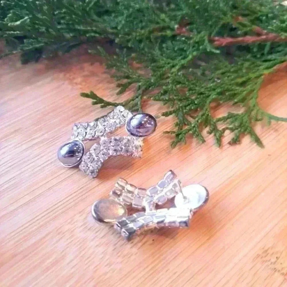 Elegant Silver Crystal Earrings - Picture 3 of 3